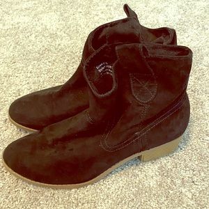 2/35$ Maurice’s black slouched booties